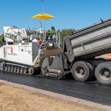 Roadtec MTV-1105 Material Transfer Vehicle