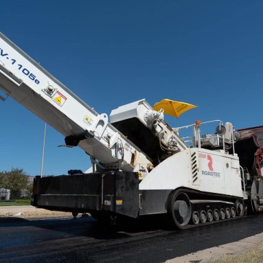 Roadtec MTV-1105 Material Transfer Vehicle