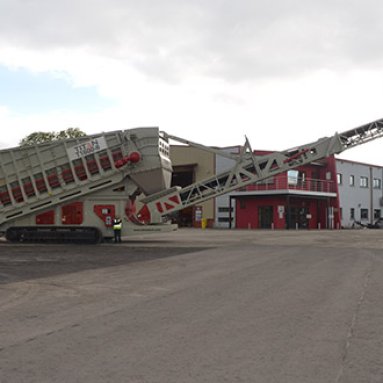 Tracked Bulk Reception Feeder